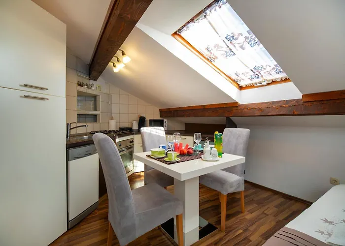 Viki Stinjan 아파트 풀라