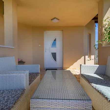 Apartment Viki Stinjan *